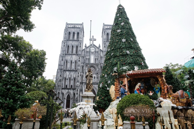 Hanoi church changes “coat” for Christmas - 2 Hanoi church changes “coat” for Christmas - 2