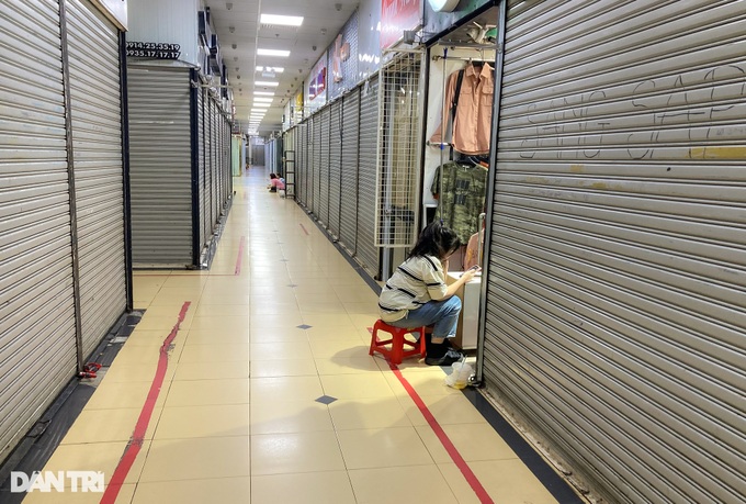 Traders at HCM City's biggest fashion market close due to losses - 1 Traders at HCM City's biggest fashion market close due to losses - 1