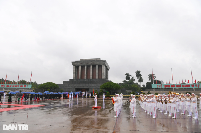 NA deputies pay tribute to late President Ho Chi Minh ahead of 4th session - 1