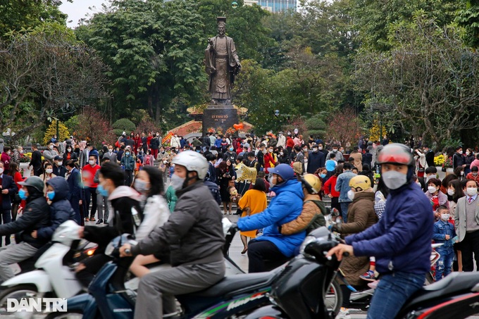 Hoan Kiem Lake draws big crowds on first day of Lunar New Year - 3 Hoan Kiem Lake draws big crowds on first day of Lunar New Year - 3