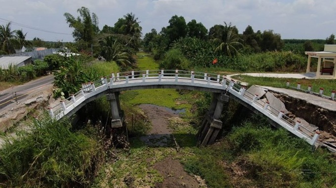 Prolonged drought causes road erosion in Kien Giang - 1