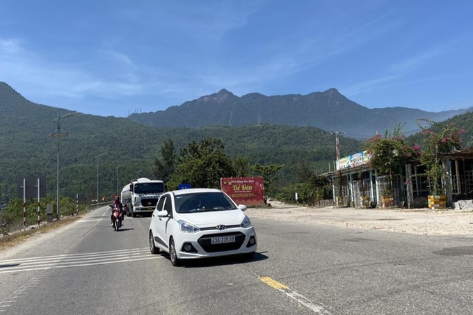 Drivers complain about Hai Van Tunnel toll fee rise - 1