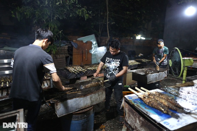 Grilled snakehead fish street busy for God of Wealth Day - 10 Grilled snakehead fish street busy for God of Wealth Day - 10