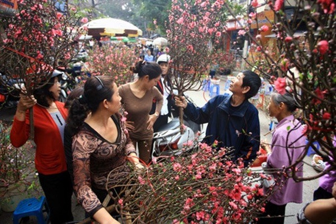 Hanoi to apply street ban for spring flower market - 1