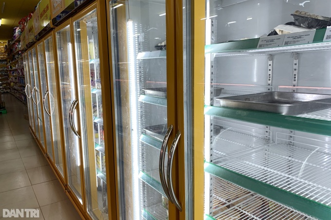 People rush to buy food and medicines in HCM City - 2