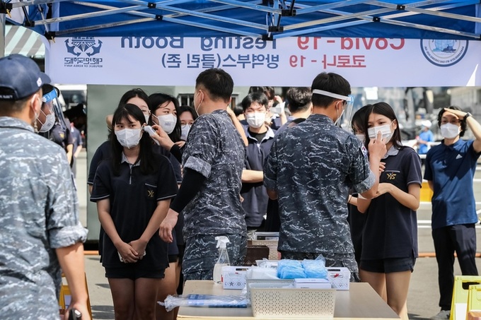 South Korean naval ships visit HCM City - 6