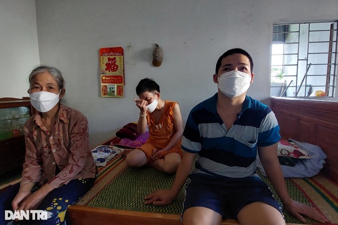 Elderly woman needs help to support ill sister and injured son - 1