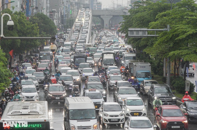 Hanoi streets face serious congestion following heavy rain - 1