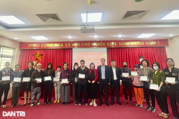 Dantri/Dtinews gives Tet gifts to disadvantaged people - 1