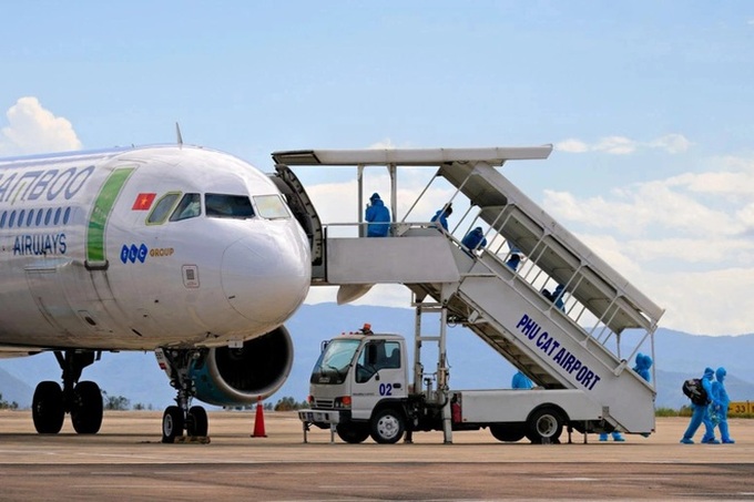 Binh Dinh residents brought home by air from HCM City - 1