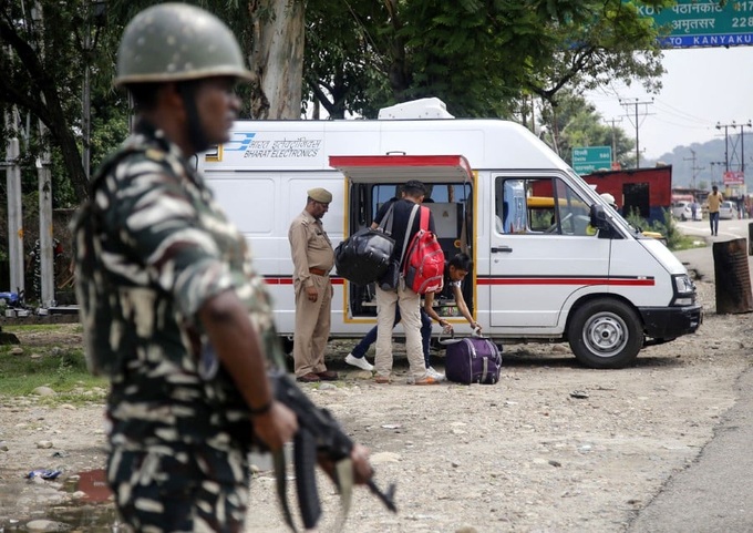 India warns tourists to leave Kashmir over 'terror' threat - 1