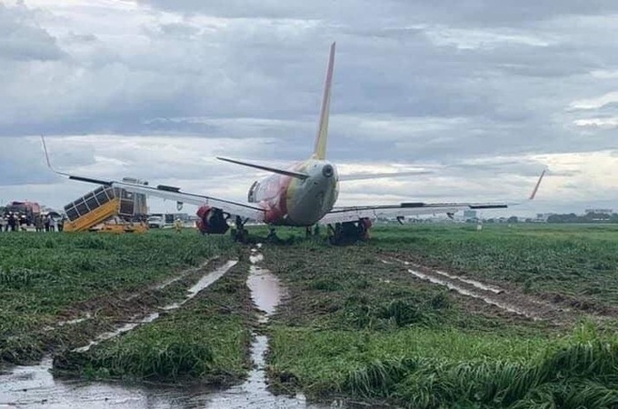 Vietjet Air crew suspended after plane skids off HCM City runway - 1 Vietjet Air crew suspended after plane skids off HCM City runway - 1