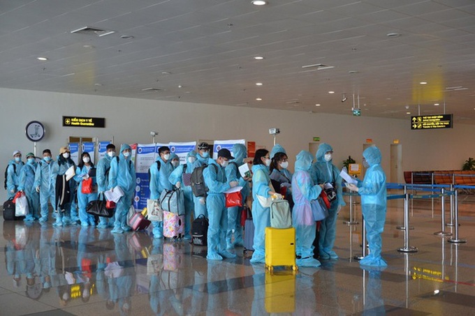 Hanoi overruled on quarantine policies for entrants from Omicron-hit countries - 1