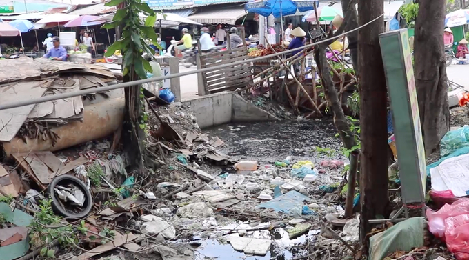 HCM City still suffers from polluting canals - 2 HCM City still suffers from polluting canals - 2