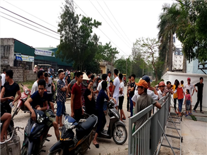 Thanh Hoa people protest against firm blocking sea access - 1 Thanh Hoa people protest against firm blocking sea access - 1