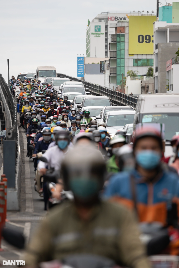 HCM City streets face serious congestion ahead of Tet Holiday - 2