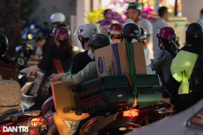 HCM City streets face serious congestion ahead of Tet Holiday - 7