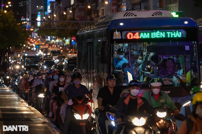 HCM City streets face serious congestion ahead of Tet Holiday - 9