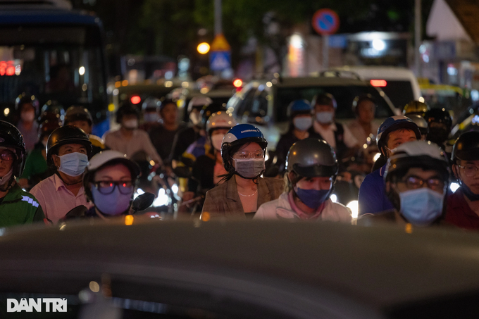 HCM City streets face serious congestion ahead of Tet Holiday - 6