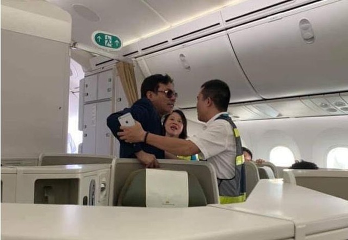 Businessman thrown off Vietnam Airlines flight for sexual harassment - 1 Businessman thrown off Vietnam Airlines flight for sexual harassment - 1