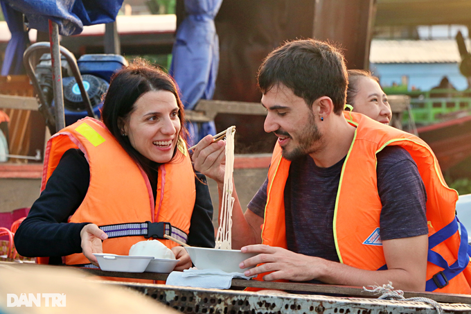 Cai Rang floating market attract foreign tourists - 6