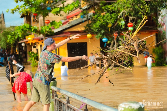 Foreign tourists clean up Hoi An after Storm Noru - 4 Foreign tourists clean up Hoi An after Storm Noru - 4