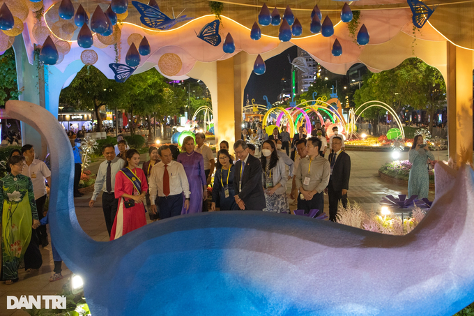 HCM City Flower Street inauguration attracts big crowd - 4 HCM City Flower Street inauguration attracts big crowd - 4
