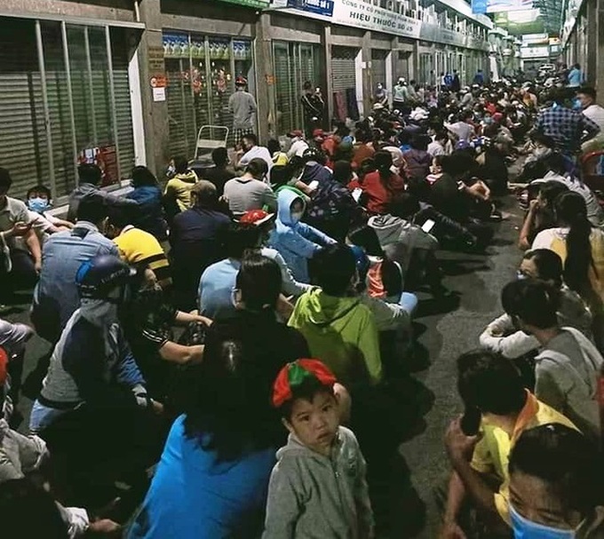 Thousands queue for face masks in HCM City - 1