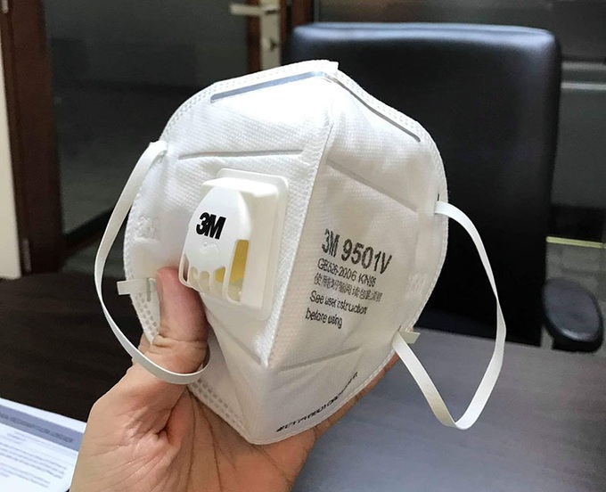 Hanoians flock to buy masks as air pollution worsens - 1