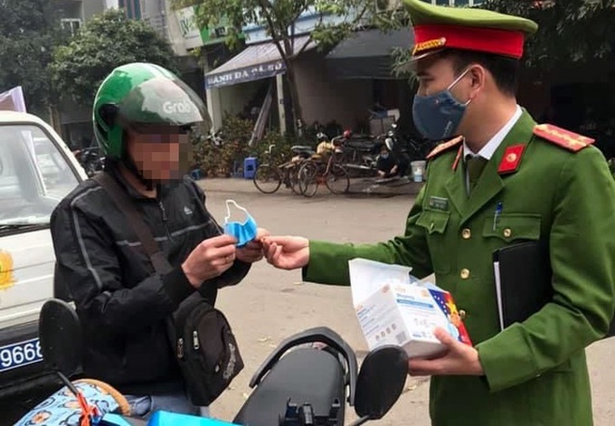 Hanoi tightens control over face mask wearing amid Covid-19 outbreak - 1