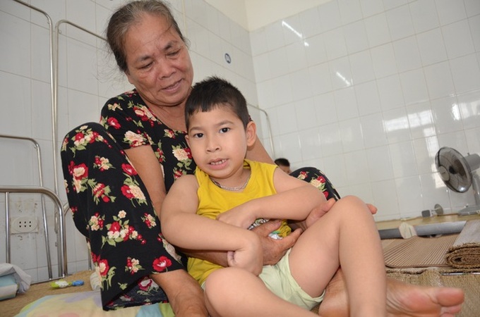 Grandmother calls for help for grandson - 1 Grandmother calls for help for grandson - 1