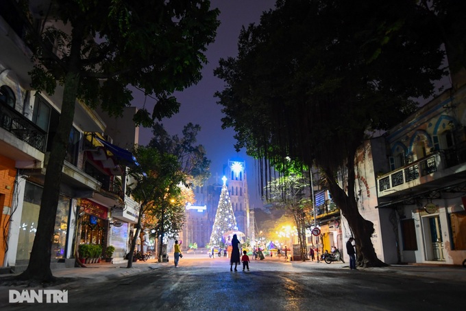 Muted Christmas in Hanoi - 1 Muted Christmas in Hanoi - 1