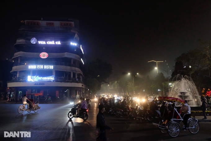 Muted Christmas in Hanoi - 4 Muted Christmas in Hanoi - 4