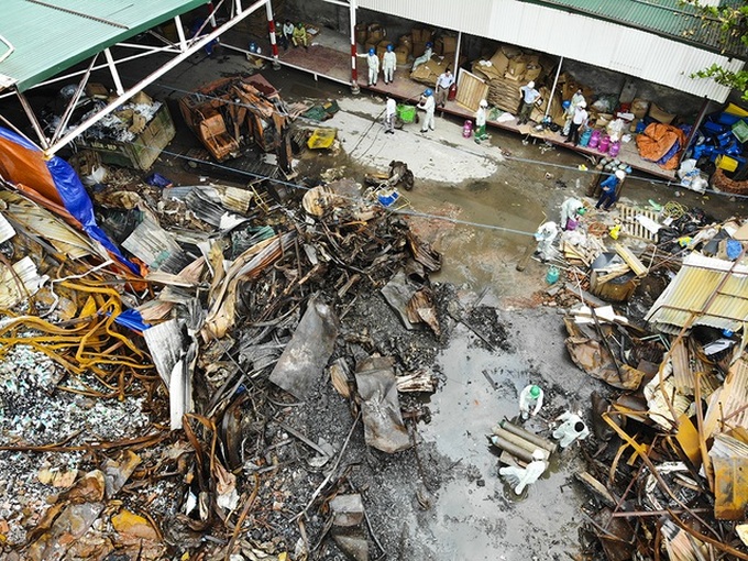Burnt-down Hanoi light bulb firm to be relocated to Bac Ninh - 1