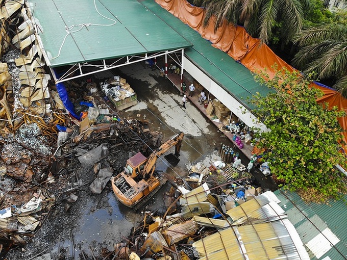 Detoxification work at Hanoi burnt-down light bulb firm begins - 1