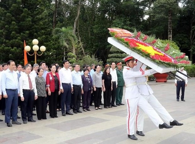 Top legislator pays tribute to fallen soldiers - 1