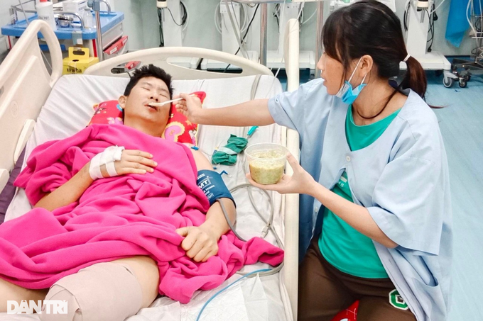 Nghe An woman needs support to save husband - 1