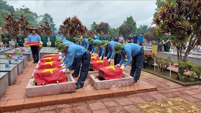 Kon Tum re-inters martyr remains repatriated from Cambodia, Laos - 1