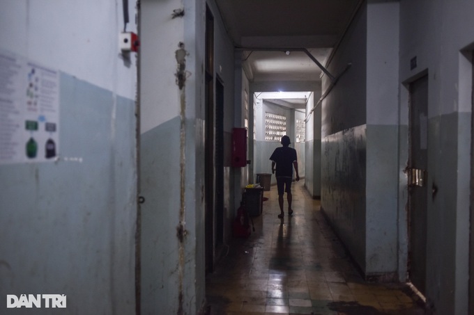 HCM City dormitory suffers severe deterioration - 2 HCM City dormitory suffers severe deterioration - 2