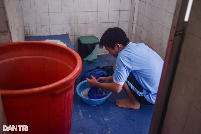 HCM City dormitory suffers severe deterioration - 4 HCM City dormitory suffers severe deterioration - 4