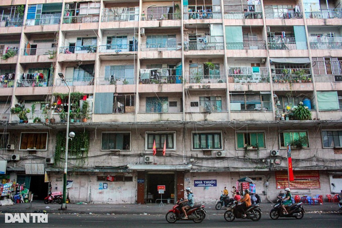 HCM City dormitory suffers severe deterioration - 7 HCM City dormitory suffers severe deterioration - 7