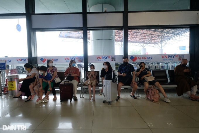 Noi Bai International Airport crowded ahead of national holiday - 5