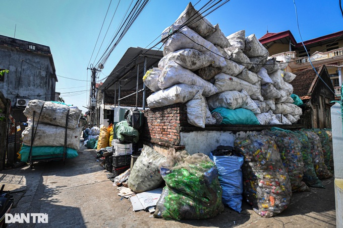 Hanoi villagers suffer plastic recycling business - 8