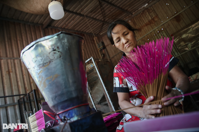 HCM City’s incense-making village preparing for Tet - 3 HCM City’s incense-making village preparing for Tet - 3