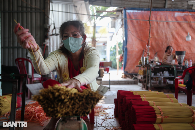 HCM City’s incense-making village preparing for Tet - 7 HCM City’s incense-making village preparing for Tet - 7