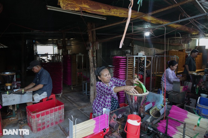 HCM City’s incense-making village preparing for Tet - 8 HCM City’s incense-making village preparing for Tet - 8