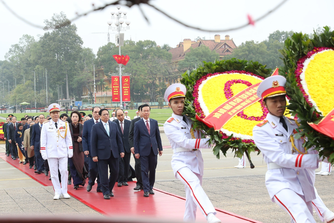 Party and State leaders pay tribute to President Ho Chi Minh ahead of Tet - 1 Party and State leaders pay tribute to President Ho Chi Minh ahead of Tet - 1