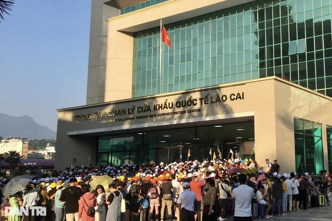 Bustling atmosphere at Lao Cai-China border gate - 1 Bustling atmosphere at Lao Cai-China border gate - 1