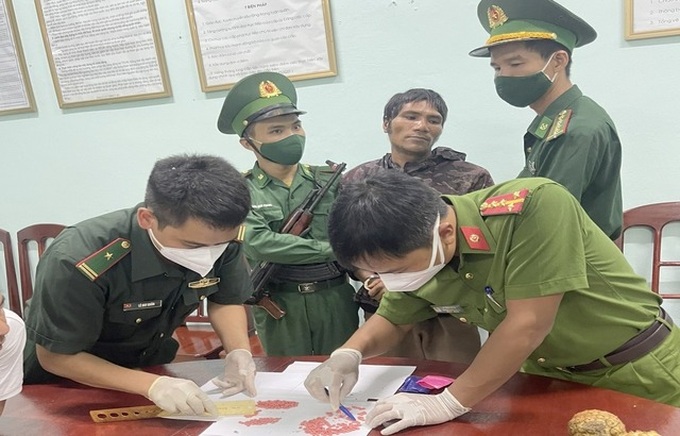Lao man detained for transporting drugs into Vietnam - 1