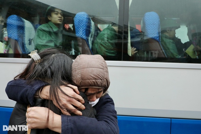 Thousands of Hanoi young people join military service - 3